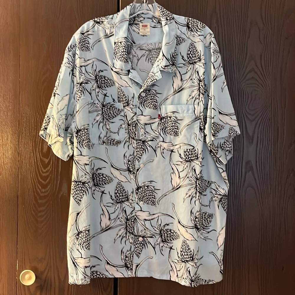 Levi’s men’s Hawaiian casual shirts. Blue withh black and white floral. Size XXL
